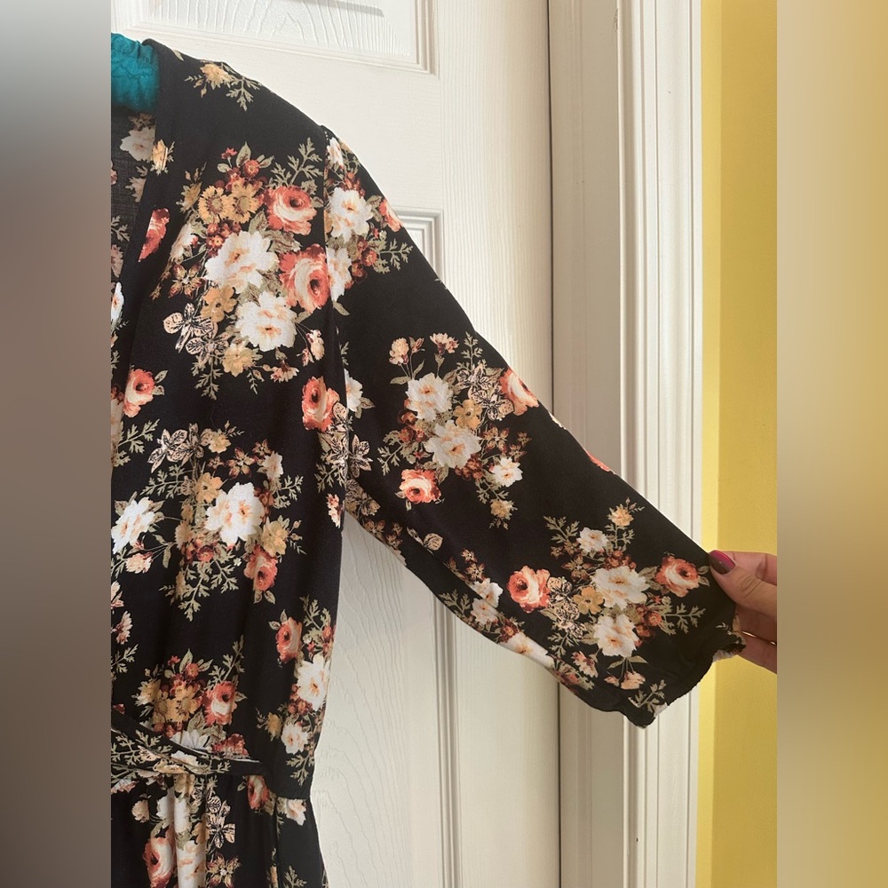Deep V Floral Romper - Picture 3 of 8